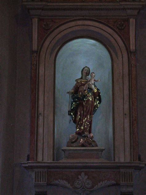 Foto della statua lignea della Beata Vergine del Monte Carmelo custodita nella chiesa di Borgo Giardinetto