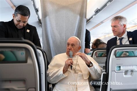 Papa Francesco durante una conferenza stampa o un volo papale