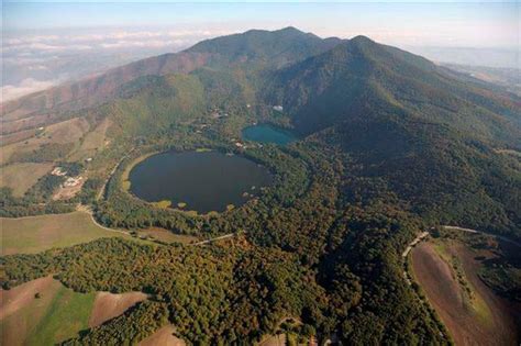 Mappa del complesso dei laghi di Monticchio con indicazione dei siti archeologici e delle abbazie