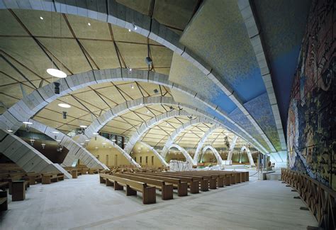 Veduta d'insieme del santuario di San Pio progettato da Renzo Piano, caratterizzato dalla forma a conchiglia.