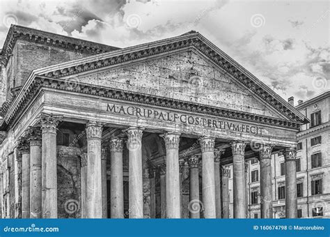 Foto storica della facciata del Pantheon durante una delle celebrazioni patriottiche di fine XIX secolo