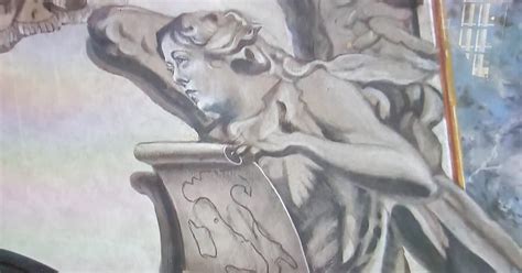 Dettaglio di un affresco raffigurante un angelo con una tromba, parte di un Giudizio Universale