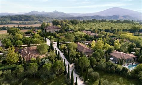 Veduta panoramica della tenuta di Borgo Santo Pietro in Toscana