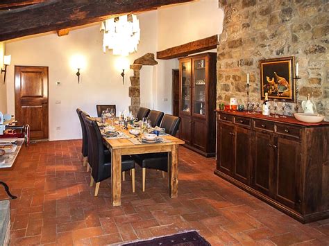 Dettaglio della sala da pranzo rustica della Trattoria Sull’Albero