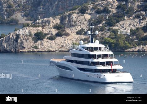 Lo yacht Satori che naviga nel Mediterraneo