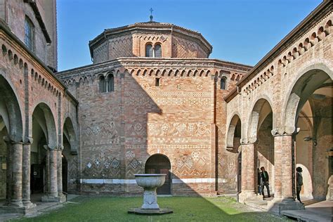 Veduta architettonica del complesso di Santo Stefano a Bologna