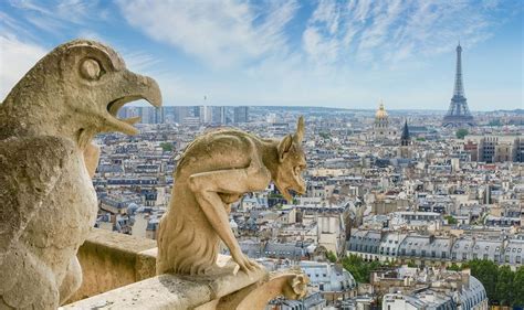 Dettaglio dei gargoyles sulla facciata di Notre-Dame