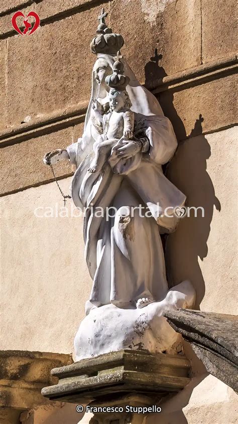 Facciata della Chiesa del Rosario a Martano con dettaglio del portale e della statua di San Domenico