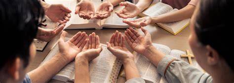rappresentazione stilizzata di persone di diverse età che pregano insieme in un contesto ecclesiale o di comunità