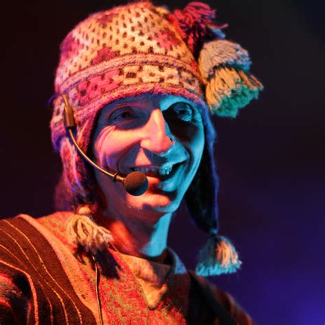 foto di Alonso del Rio durante una cerimonia con l'Ayahuasca nella foresta