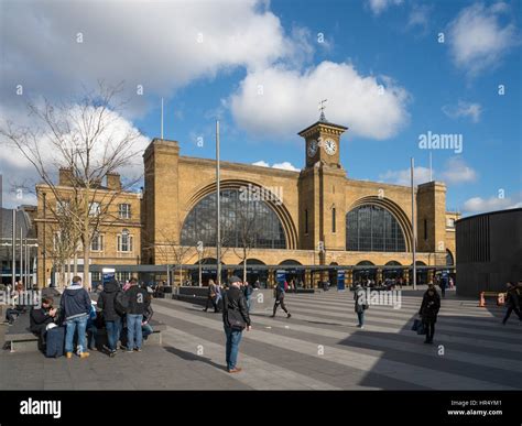 Foto della stazione di King's Cross con un tocco magico, magari con un carrello che sembra attraversare il muro