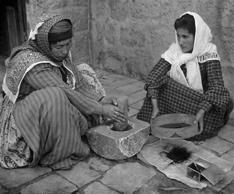 Due donne che macinano il grano con una mola manuale