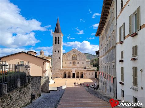 Esterno del Duomo di Spoleto con la scalinata e il mosaico della facciata