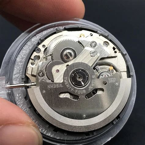Dettaglio del movimento automatico Seiko NH35 con rotore visibile
