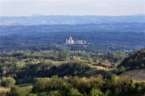Veduta panoramica delle colline umbre con un'abbazia