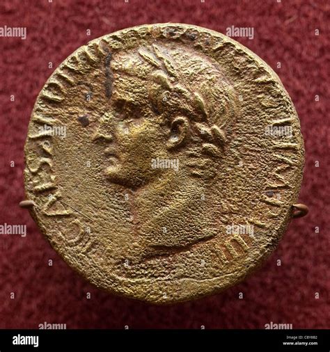 Immagine di moneta romana con effige dell'Imperatore Tiberio