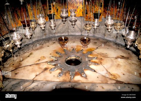 Foto di Papa Benedetto XVI in preghiera nella Grotta della Natività a Betlemme
