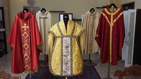 Esposizione di paramenti liturgici papali e altri doni nel Terra Sancta Museum