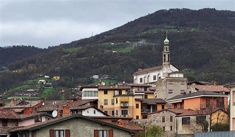 Dettaglio dell'architettura esterna della chiesa di Vertova e del campanile