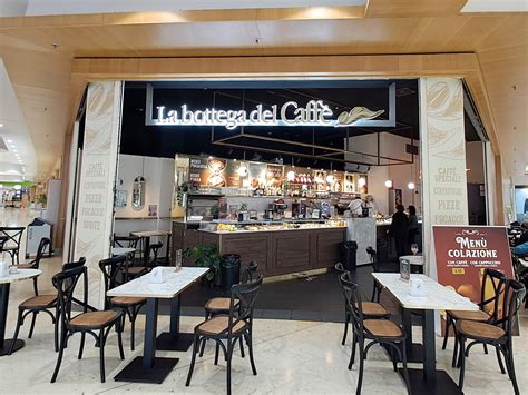 Interno di La Bottega del Caffè, con tavoli e un'atmosfera accogliente