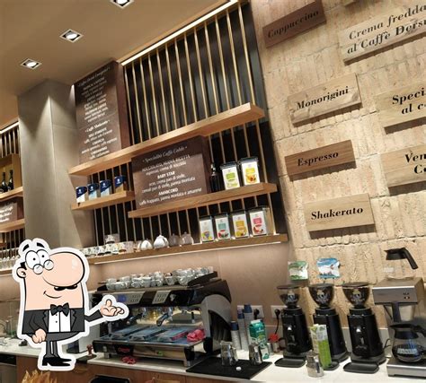 Selezione di piatti e bevande offerti a La Bottega del Caffè, inclusi caffè e cocktail