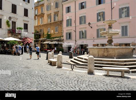 Foto panoramica di Piazza della Madonna dei Monti con la fontana e i locali all'aperto
