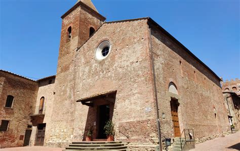 Foto ravvicinata degli affreschi all'interno della Chiesa dei Santi Jacopo e Filippo