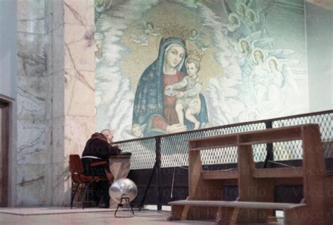Foto storica di Padre Pio in preghiera davanti all'immagine della Madonna delle Grazie nel convento di San Giovanni Rotondo