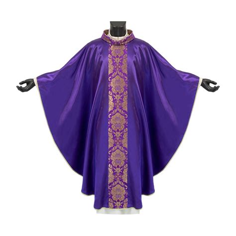 Casula viola indossata da un sacerdote