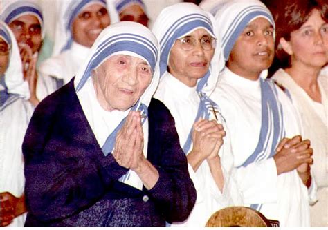 Ritratto di Madre Teresa con suore delle Missionarie della Carità
