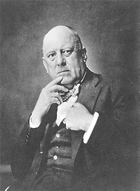 Ritratto di Aleister Crowley in veste di mago o capo dell'Ordo Templi Orientis