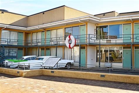 Martin Luther King Jr. al Lorraine Motel poco prima dell'assassinio