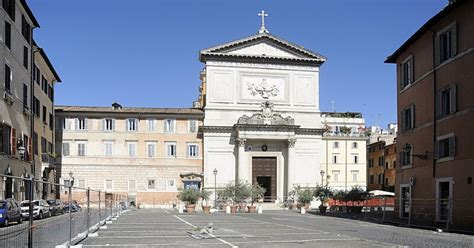 Foto di una chiesa parrocchiale di Roma durante una celebrazione