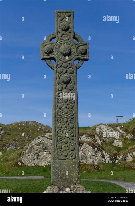 Foto esterna dell'Abbazia di Iona con croci celtiche