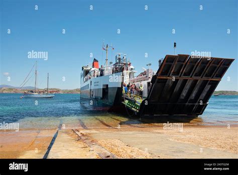 Traghetto CalMac che attraversa lo Sound of Iona