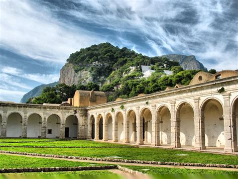 Certosa di San Giacomo a Capri: Chiostro Grande o vista della Certosa con il paesaggio di Capri