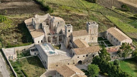 Abbazia del Goleto: foto esterna con il paesaggio circostante