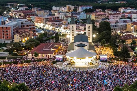 Giovani che cantano e ballano durante il festival di Medjugorje