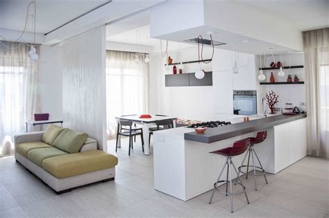 Interno di un appartamento tipo Alimonta: soggiorno con cucina a vista e vista panoramica