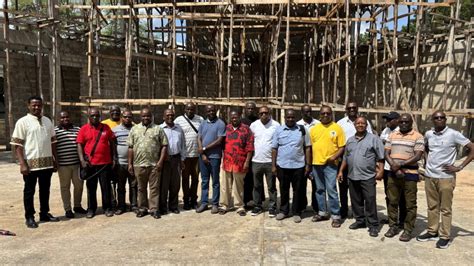 Foto di missionari della Consolata impegnati in attività di cooperazione allo sviluppo in un paese africano
