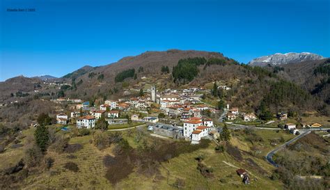 Veduta panoramica del villaggio di Santo Stefano immerso nel paesaggio alpino della Val Pusteria.