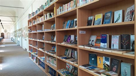 Interno della Biblioteca Civica di Riva del Garda con aree lettura e scaffali