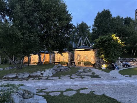Foto panoramica del Santuario Maria Immacolata sul colle Nevegàl con vista sulle Dolomiti