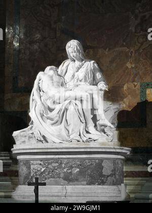 Dettaglio della statua in marmo della Vergine Maria Immacolata all'interno del Santuario