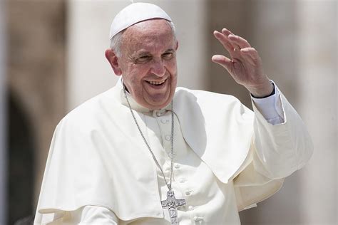 foto di Papa Francesco mentre saluta e sorride agli studenti