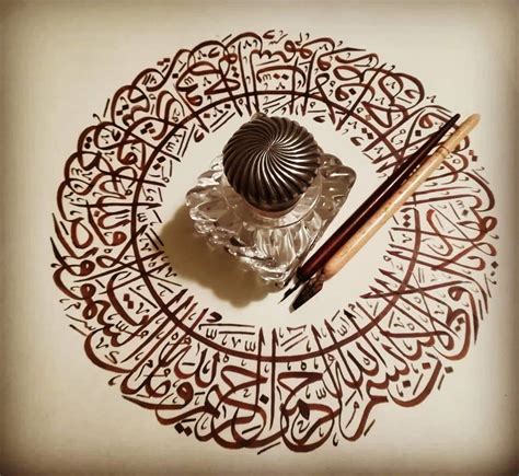foto di opere di calligrafia araba che trasmettono messaggi di pace e dialogo