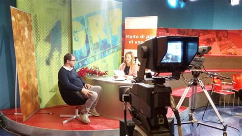Quattro giovani preti sorridenti durante un'intervista televisiva.