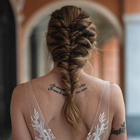 Guida visiva alle acconciature per cerimonie: dalle trecce agli chignon
