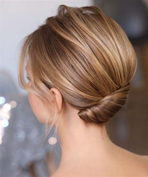Infografica: i passaggi per realizzare uno chignon laterale elegante