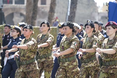 Foto di gruppo di militari e agenti delle forze dell'ordine in divisa durante una messa